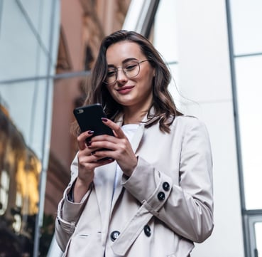 womanonphone_business_crop